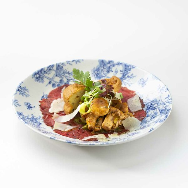 Carpaccio vom Rinderfilet mit marinierten Eierschwammerln und Olivensouffle