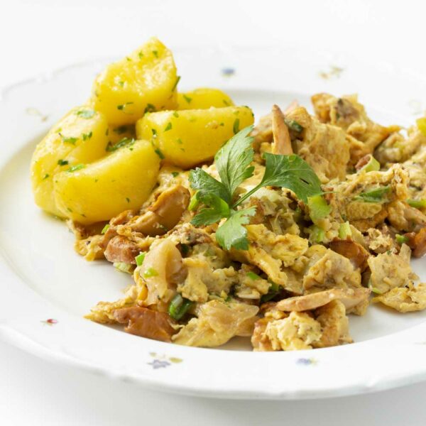 Geröstete Eierschwammerl mit Ei, Petersilerdäpfel und grünem Salat