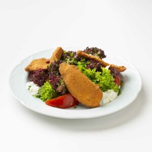 Gebackene Truthahnstreifen auf Blattsalat mit Sauce Tatare