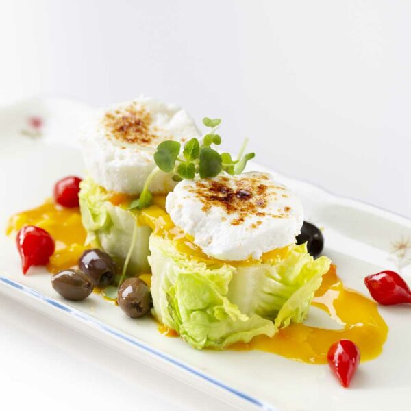 Karamellisierter Ziegenkäse mit Herzsalat und Mangovinaigrette