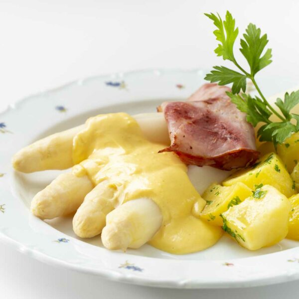 Marchfelder Solospargel mit Sauce Hollandaise, Beinschinken und Petersilerdäpfel