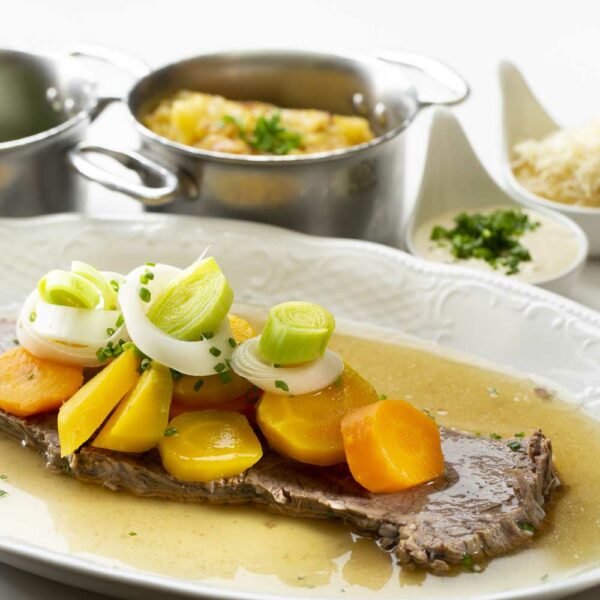 Tafelspitz mit seinen klassischen Beilagen (Rösti, Suppengemüse, Cremespinat und 2erlei Saucen)