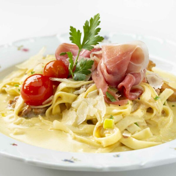 Tagliatelle mit Eierschwammerl und Prosciutto