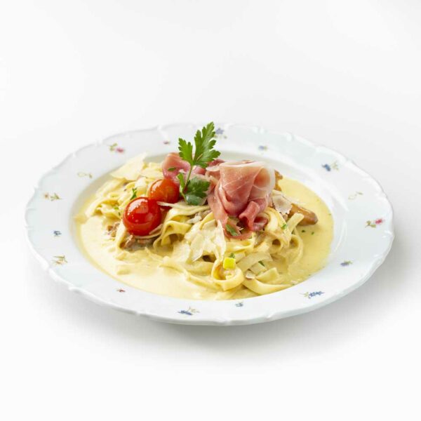 Tagliatelle with chanterelles and prosciutto