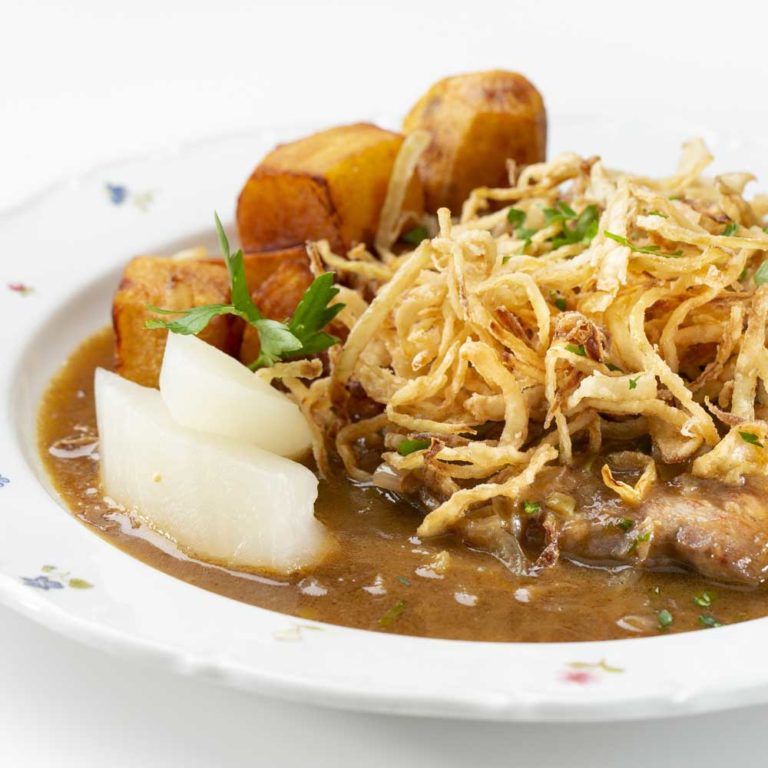 Gedünsteter Zwiebelrostbraten mit Braterdäpfel » Gmoakeller