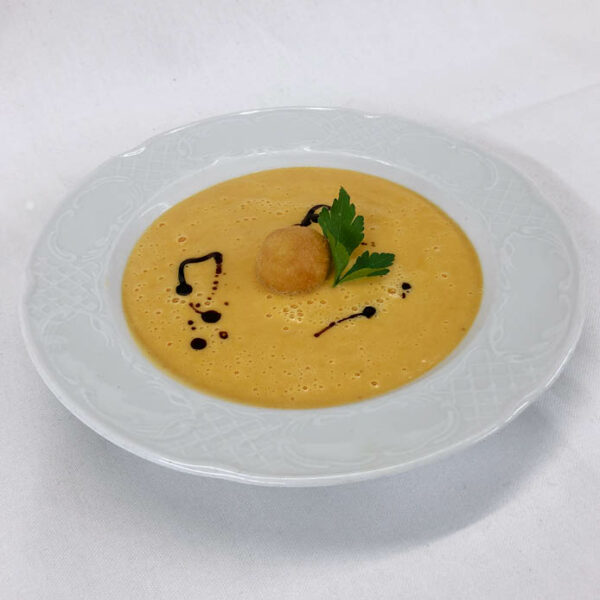 Kürbiscremesuppe mit Kernöl und Schafkäsekipferl