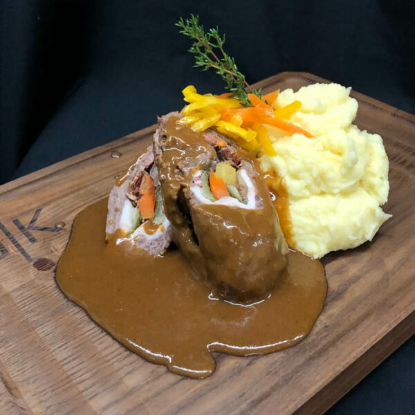 Rindsroulade in Wurzelsauce mit Erdäpfelpüree