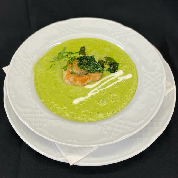 Bärlauchcremesuppe mit Schafkäsekipferl