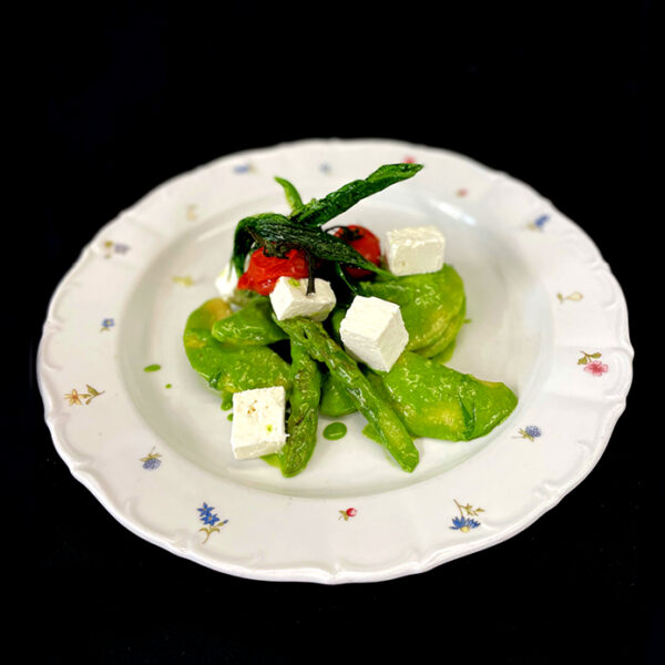 Hausgemachte Erdäpfeltascherl mit Bärlauch-Ricotta-Fülle, grünem Spargel und Schafkäse