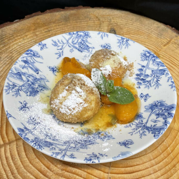 Marillenknödel mit Butterbrösel und Marillenröster