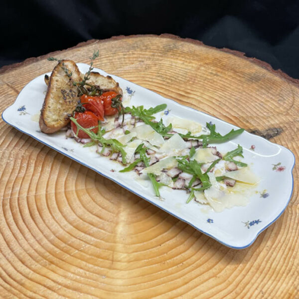 Oktopuscarpaccio mit Koriander-Limettenmarinade, Grana und Knoblauchtoast