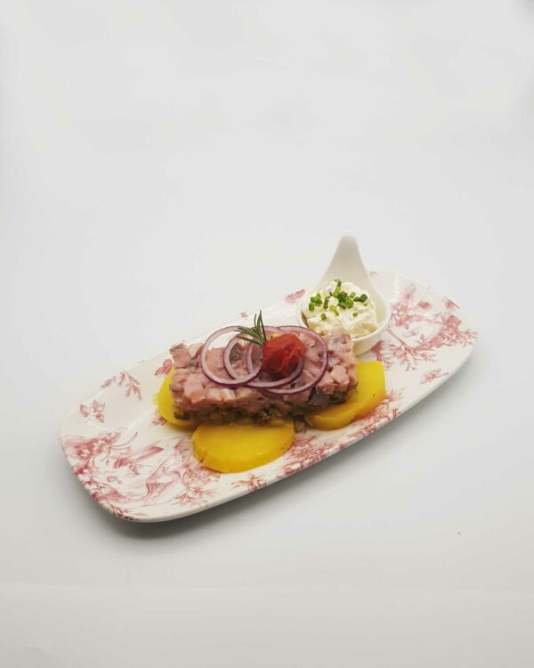 Tartare vom Matjesfilet mit Apfelrahm und warmen Erdäpfelscheiben