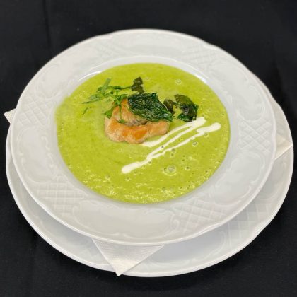 Wild garlic cream soup with ham croissants_Totale_Gmoakeller_Vienna