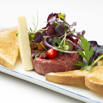 Beef tartare with toast and butter