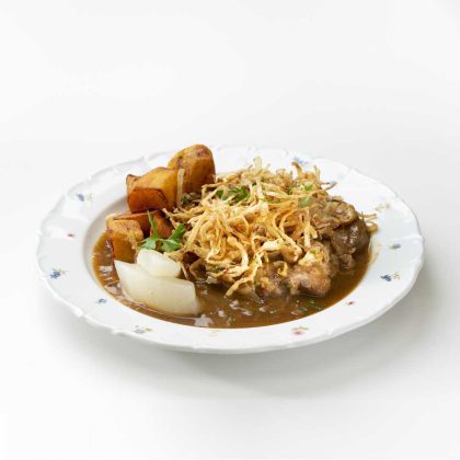 Viennese roast onions with roast potatoes | luxundlumen.com | Gmoakeller